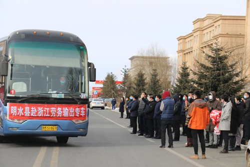 【黑龍江】【供稿】綏化市明水縣包車包機送農民工遠赴寧波務工