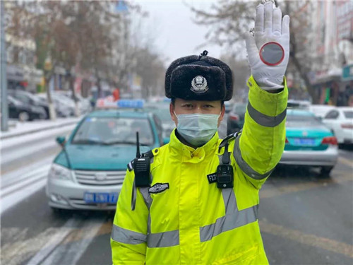 【組圖】【黑龍江】【供稿】黑河：寒雪紛飛春料峭 交警奮戰保平安