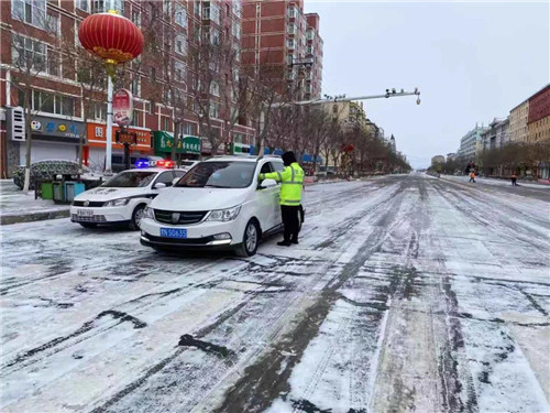 【組圖】【黑龍江】【供稿】黑河：寒雪紛飛春料峭 交警奮戰保平安