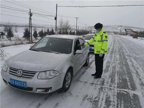 【組圖】【黑龍江】【供稿】黑河：寒雪紛飛春料峭 交警奮戰保平安