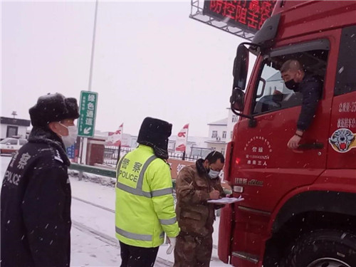 【組圖】【黑龍江】【供稿】黑河：寒雪紛飛春料峭 交警奮戰保平安