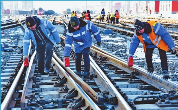 “鐵路人”克服困難 保障列車安全運行