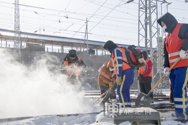 哈鐵主動應對“高吹雪”天氣確保行車安全