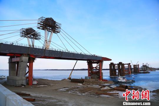 中俄黑龍江大橋31年“跨江牽手”鋪坦途