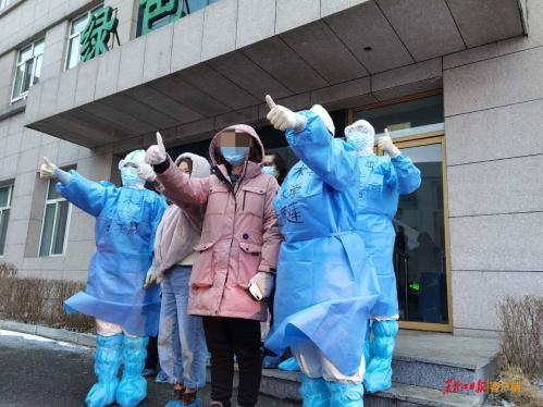 綏芬河：10人治愈出院 醫患雪中道別