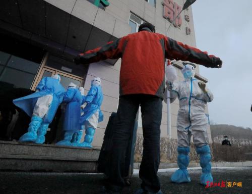 綏芬河：10人治愈出院 醫患雪中道別