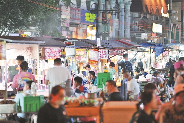 從淘便宜貨到品嘗網紅美食 來哈爾濱市香坊夜市享受快樂夜生活