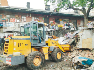 道裏區中央大街輔街拆除違建和煤柈棚工作初戰告捷