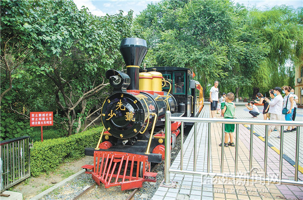 城市公園滿城芳 冰城夏都美如畫