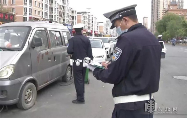 冰城警方清理“僵屍車”還位於民