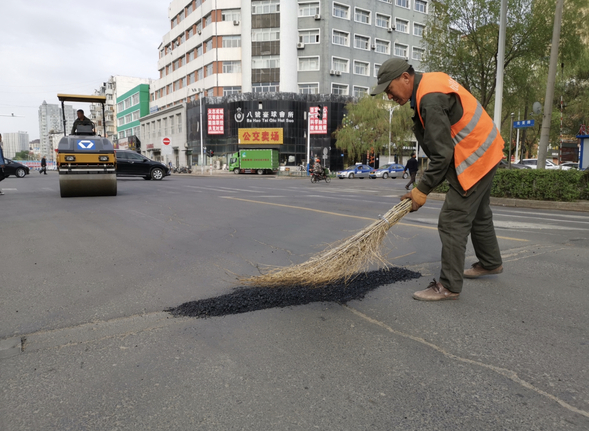 佳木斯市多條道路進行翻修維護