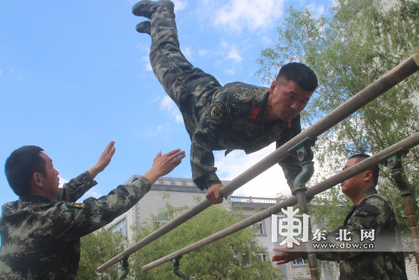 武警戰士沙場練兵 鬥志昂揚彰顯男兒本色