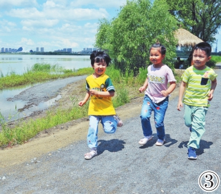 市民遊人爭相奔向太陽島