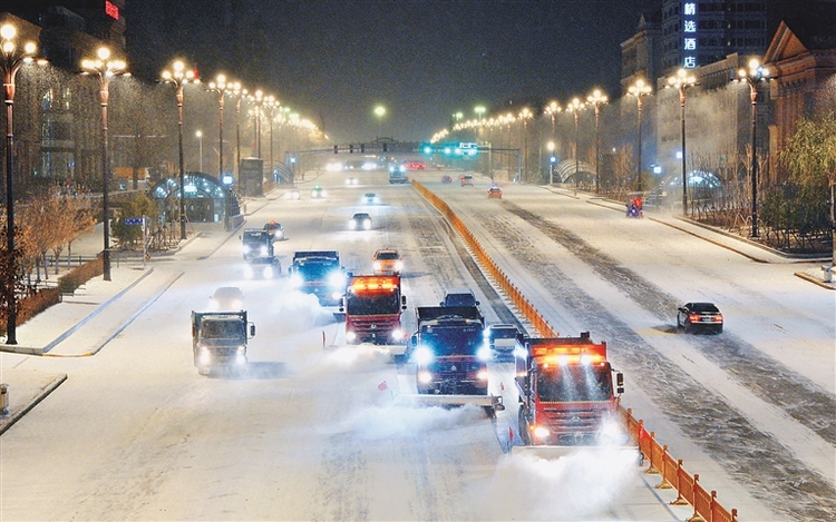 哈爾濱大型機械開足馬力清冰雪