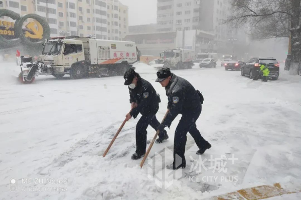 最美雪“警” 築起平安防線