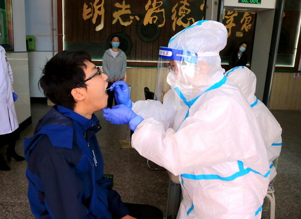 大興安嶺呼中區醫護人員為學生進行核酸檢測