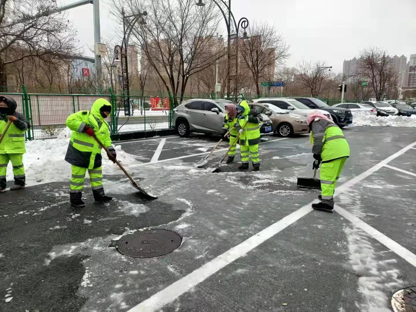 哈爾濱市道裏區出動5000余人及大型機械開足馬力清冰雪_fororder_微信圖片_20211108091755