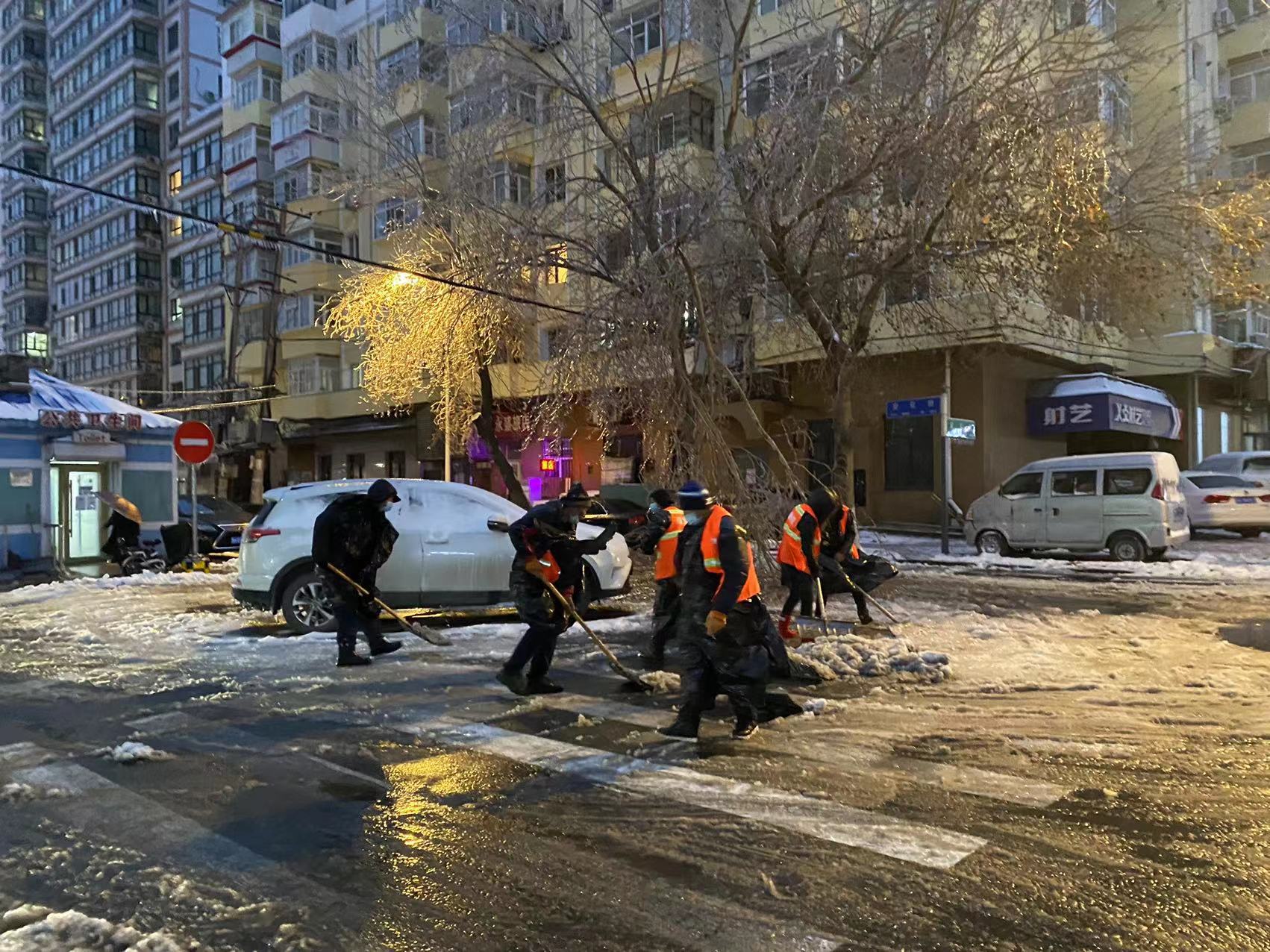 哈爾濱市道裏區“人工+大型滾刷”組合作業清冰雪 全力保障道路暢通_fororder_微信圖片_20211108172534