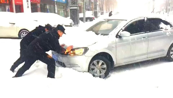 最美雪“警” 築起平安防線