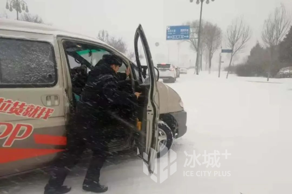 最美雪“警” 築起平安防線