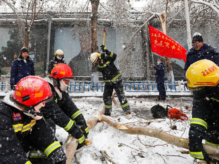 迎戰大風雪！黑龍江省消防救援總隊以實際行動“奮戰”在第三十個消防日_fororder_7.webp