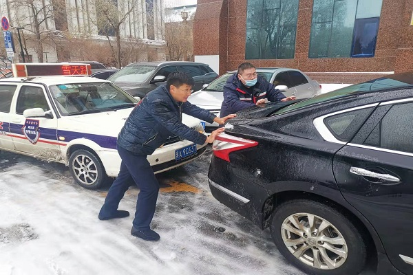 “人保紅”浴雪鏖戰 做有溫度的人民保險_fororder_微信圖片_20211111135509