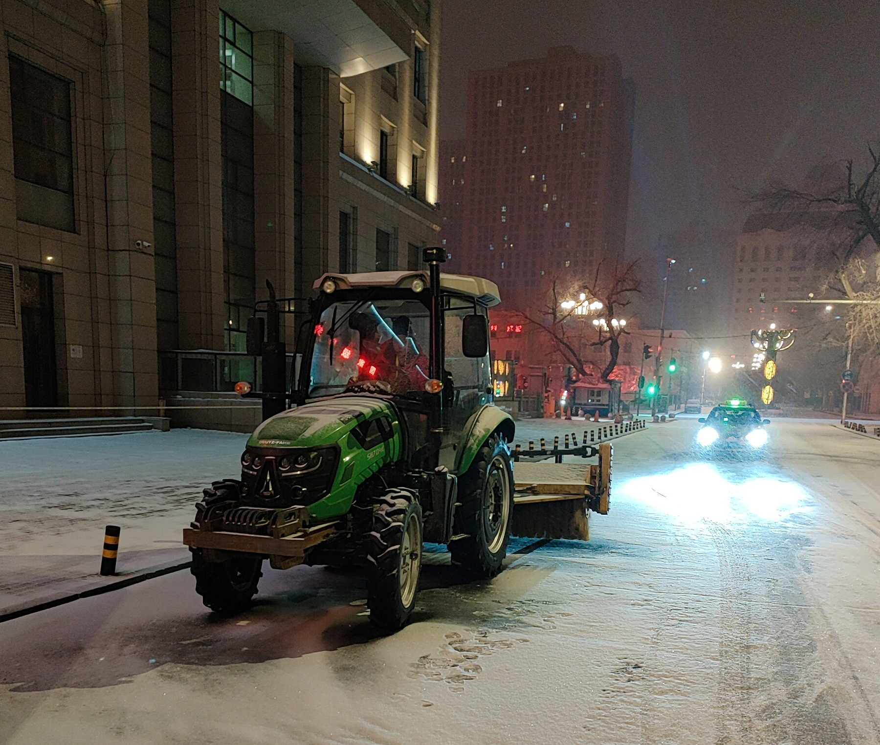 哈爾濱市道裏區以雪為令 循環清理積雪_fororder_微信圖片_20211122093110