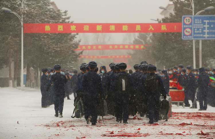 “新鮮血液”注入“火焰藍” 新招錄消防員前往北集訓隊報到_fororder_7迎新氛圍濃厚.JPG