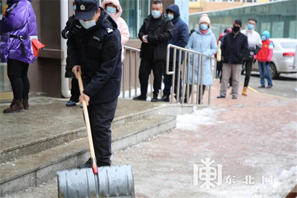 冰城警方硬“核”保平安 奮戰在核酸檢測一線