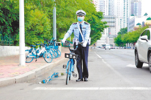 交警“手把手”教你如何正確騎單車上道 騎單車打電話、混行機動車道將被查處