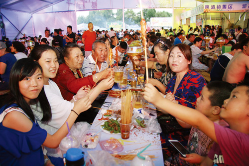 齊齊哈爾市民盡享燒烤文化節美食