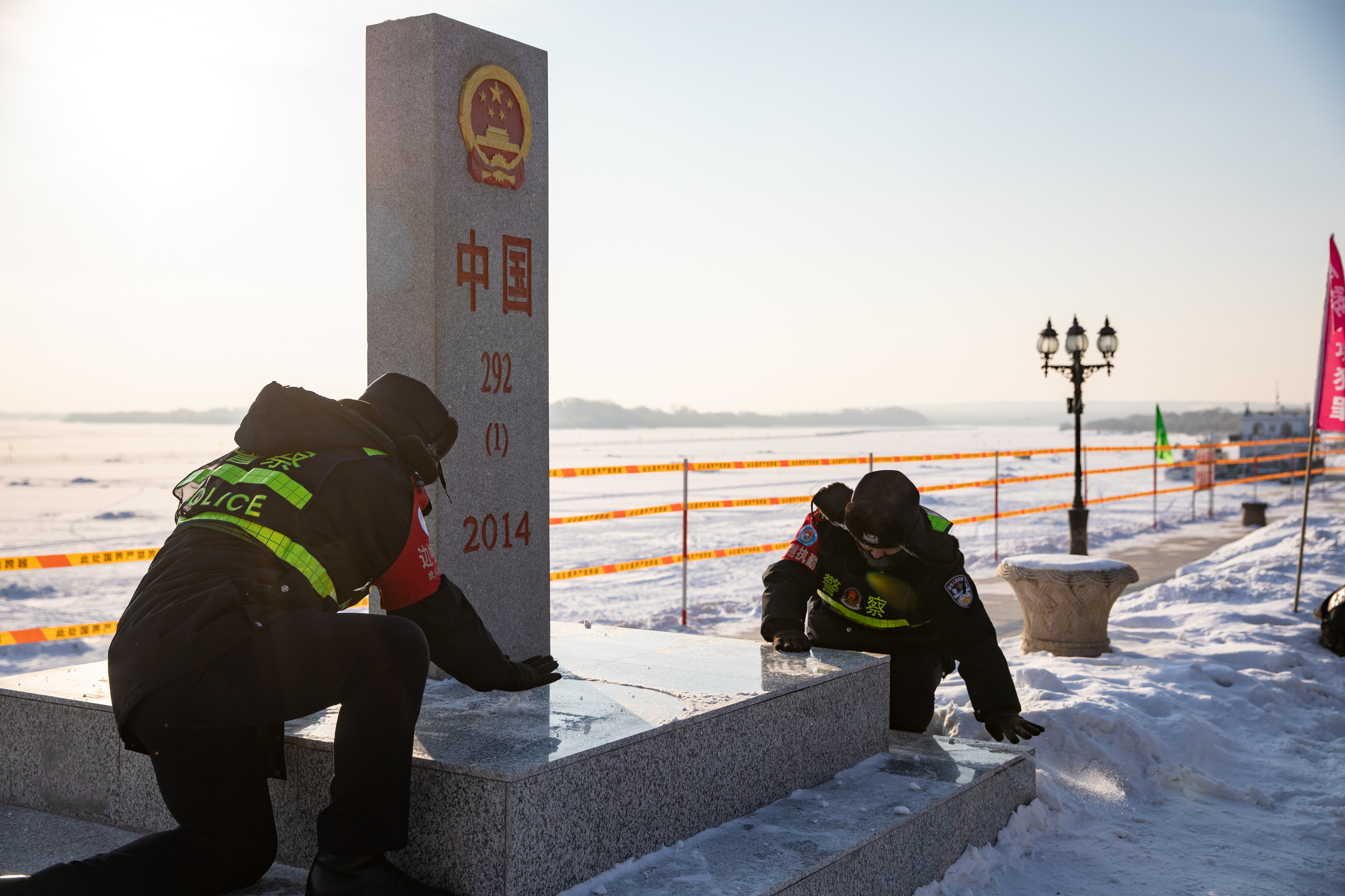 新春走基層 | “虎警官”攜“黑虎”迎虎年_fororder_虎頭邊境派出所民警對界碑“292-（1）-2014”主樁上的積雪進行清理