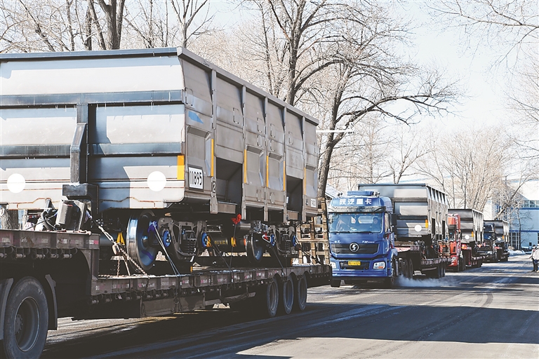 齊車公司今年首批出口車發運出廠