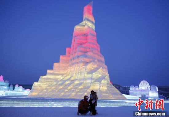 哈爾濱冰雪大世界迎來眾多遊客打卡