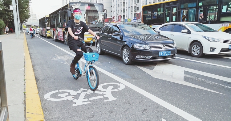 建設慢行系統 完善地面標識 增加專用車道 交警部門拓展共享單車騎行空間