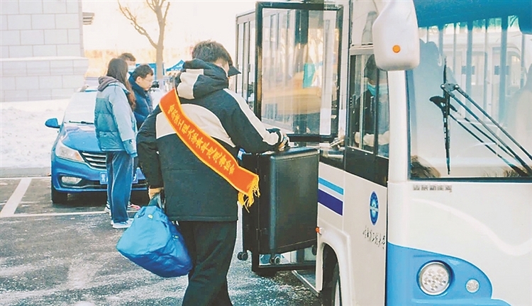 刷臉 驗碼 校車接送 冰城高校暖心迎學生返校