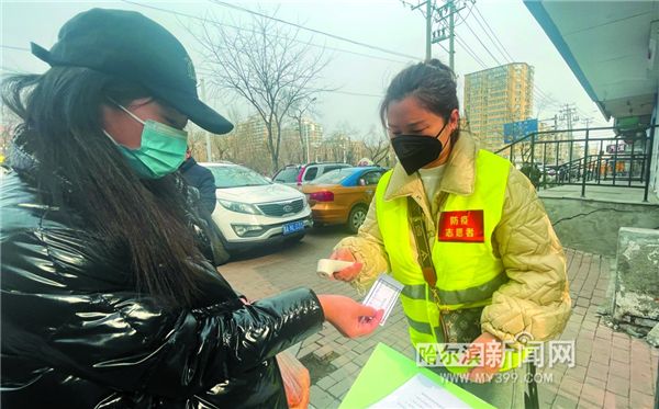 每人值守“一小時”做好“守門人” 道裏區建國街道發動志願者參與增添防疫工作後勁