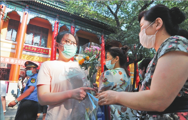 寓意“一舉奪魁”媽媽“花語”送祝福