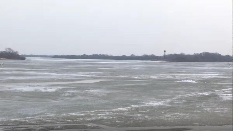 烏蘇裏江虎林段開江 冰排捲起千堆雪