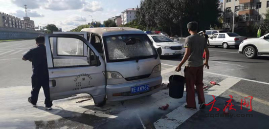 微型貨車當街自燃 外賣小哥挺身而出帶頭救火