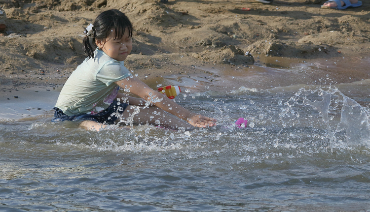 夏日裏，冰城人鍾情濕地遊