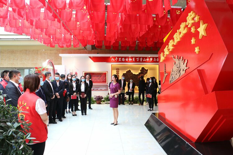 黨旗引領風帆勁 邊城黑河譜華章 ——黑河市委紮實開展“黨旗耀邊疆”實踐活動_fororder_#首選3實現全域提升——黨員在北安市商圈黨群服務中心開展活動_proc