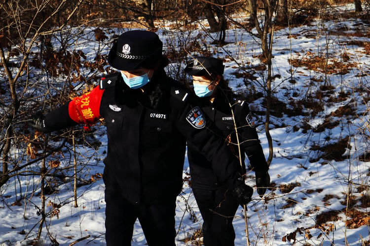 興凱湖畔的女民警 中俄邊境的“冰淩花”_fororder_圖片5