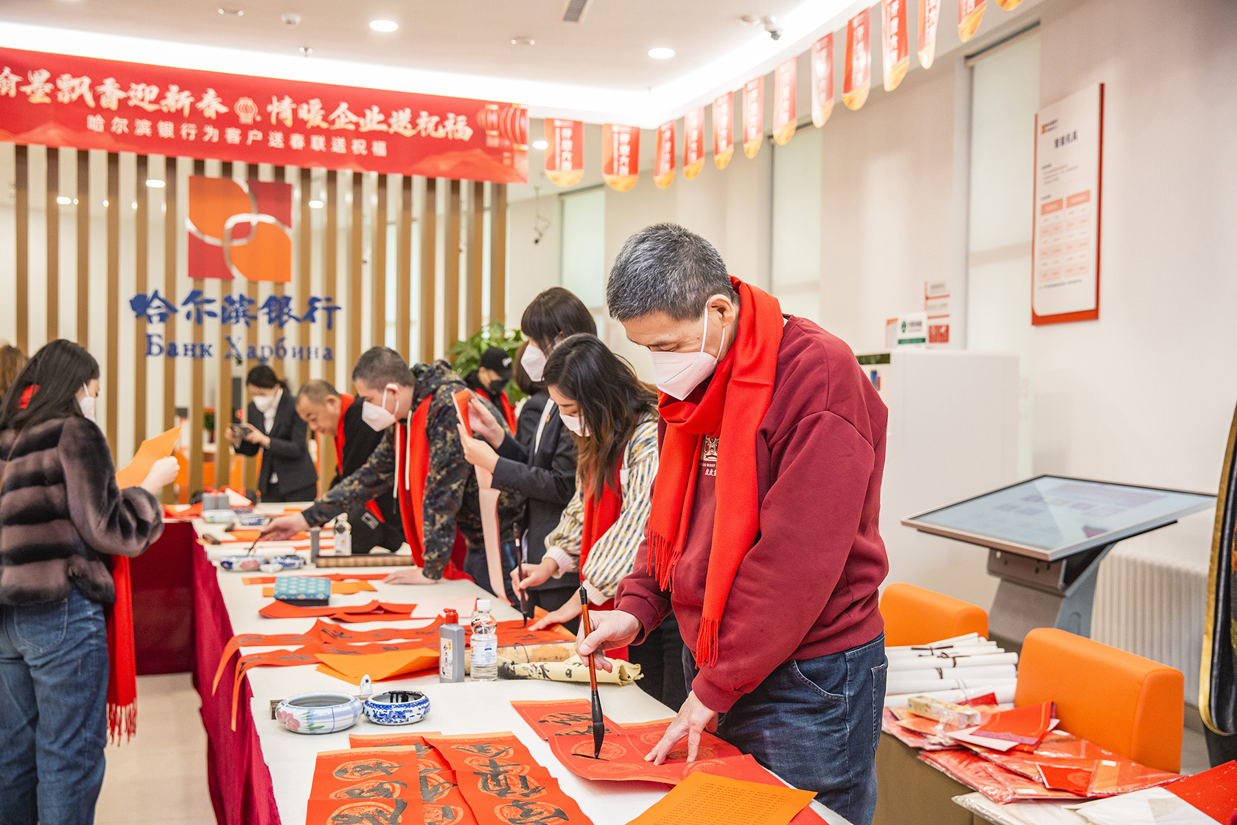 翰墨飄香迎新春 情暖企業送祝福丨哈爾濱銀行邀請書法家為客戶送春聯_fororder_338A1342