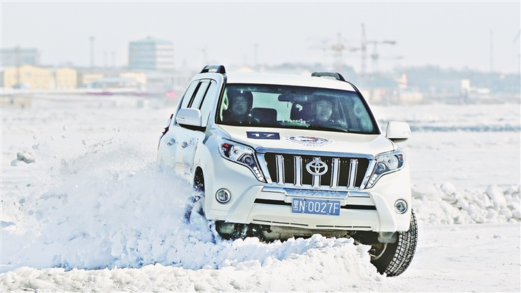 中俄國際冰雪汽車挑戰賽開賽