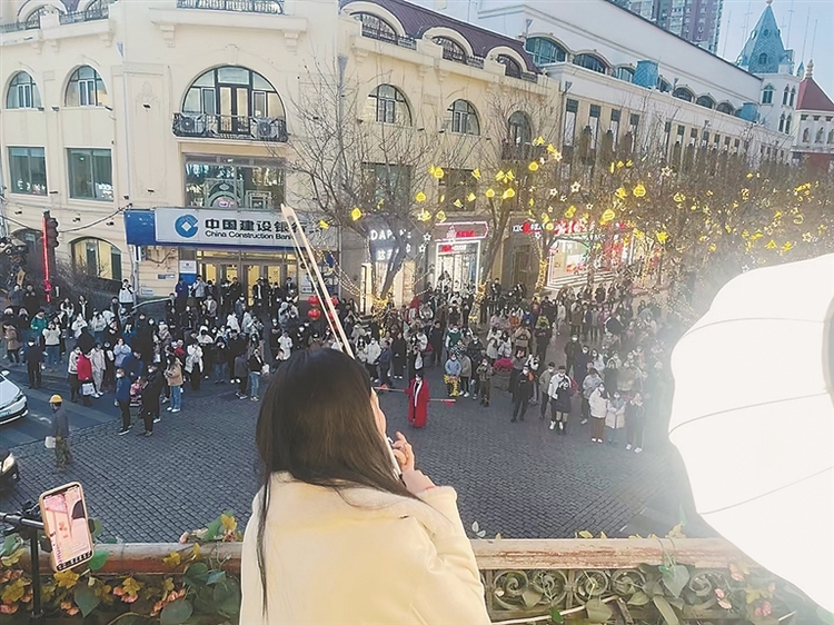 哈爾濱90後女孩楊璐：我願成為中央大街陽臺上的“音樂風景”，與你美麗邂逅