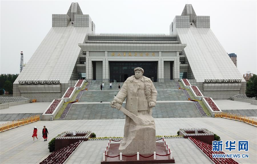 當好標杆旗幟建設百年油田