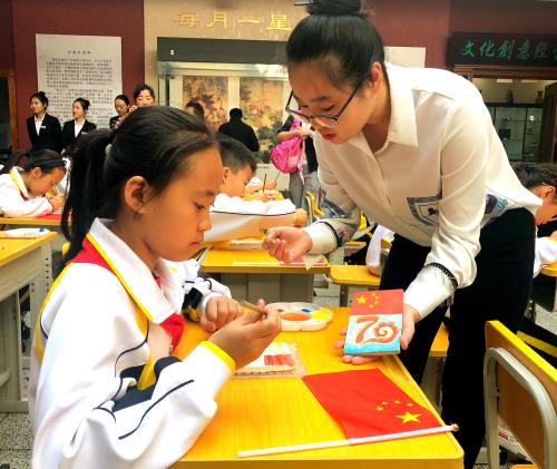 慶祝新中國成立70週年 “瓷畫國旗”活動在黑龍江省博物館舉行