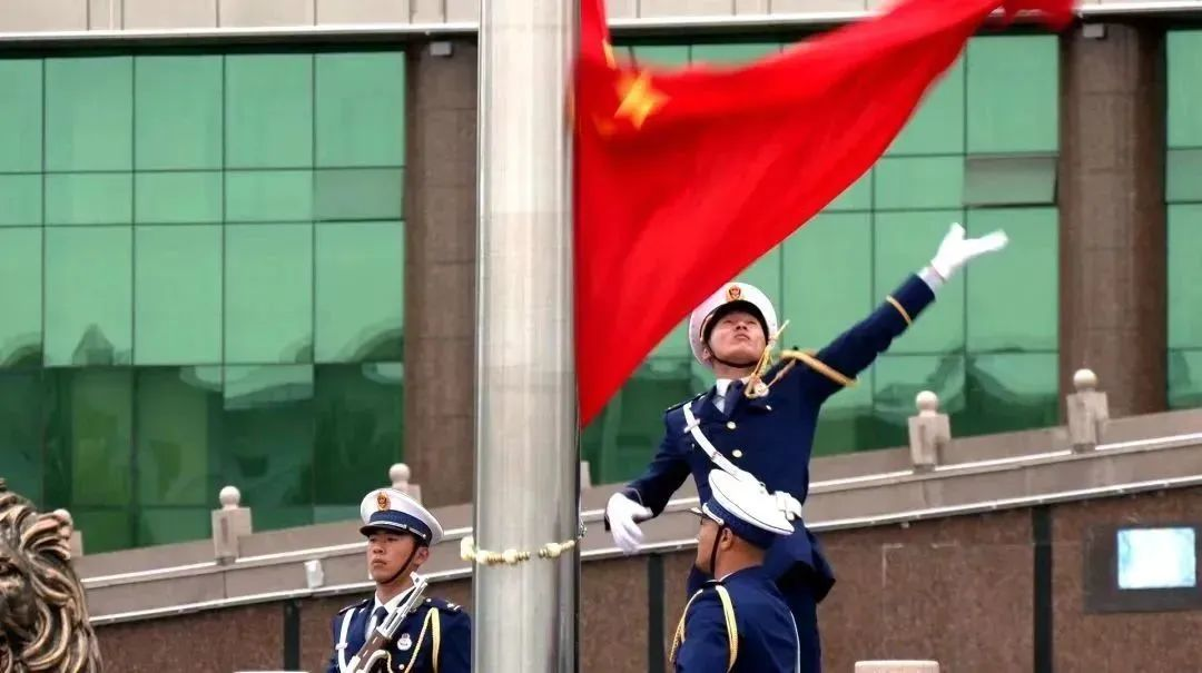 “火焰藍”護衛“國旗紅” 全省第一支消防“國旗儀仗隊”亮相佳木斯市慶“七·一”升旗儀式_fororder_圖片1