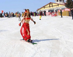 【黑龍江】【大美龍江】【供稿】滑雪發燒友著泳裝迎”光豬節“